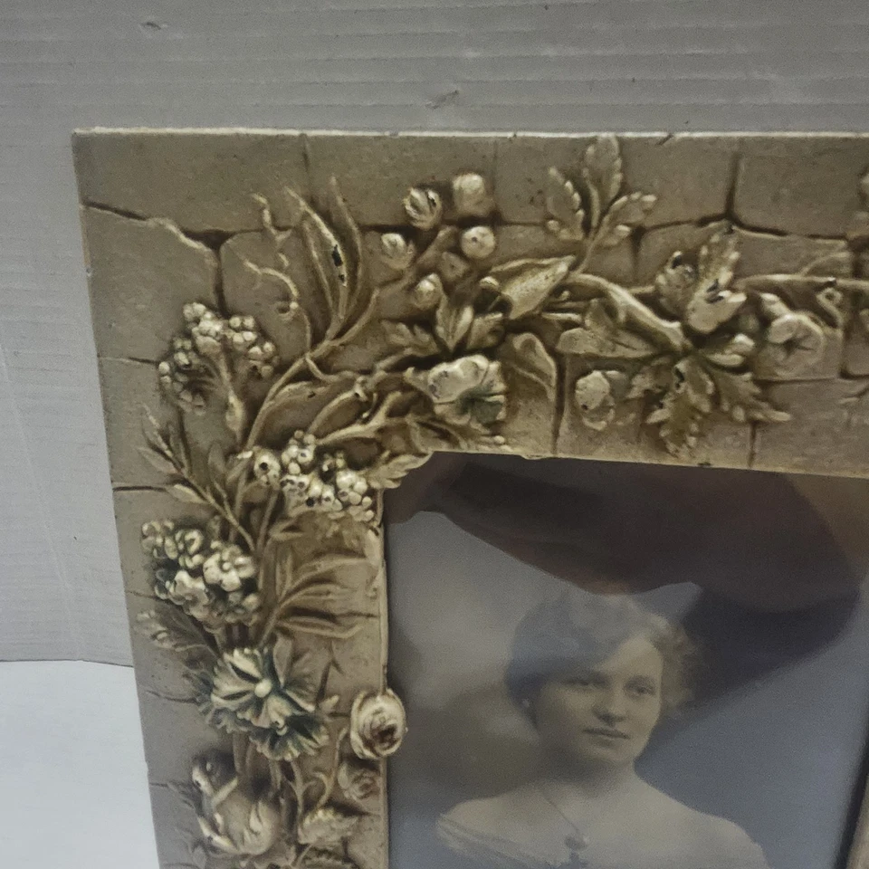 Antiguo marco francés de metal pintado en frío rosas de jardín clavel enredaderas abeja Foto 2 de 4