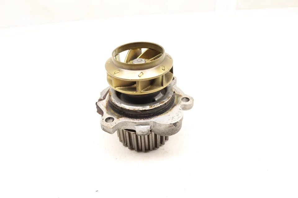 AUDI TT QUATTRO 1999-2006 - Bomba de agua/refrigerante 06A121012 Foto 3 de 4