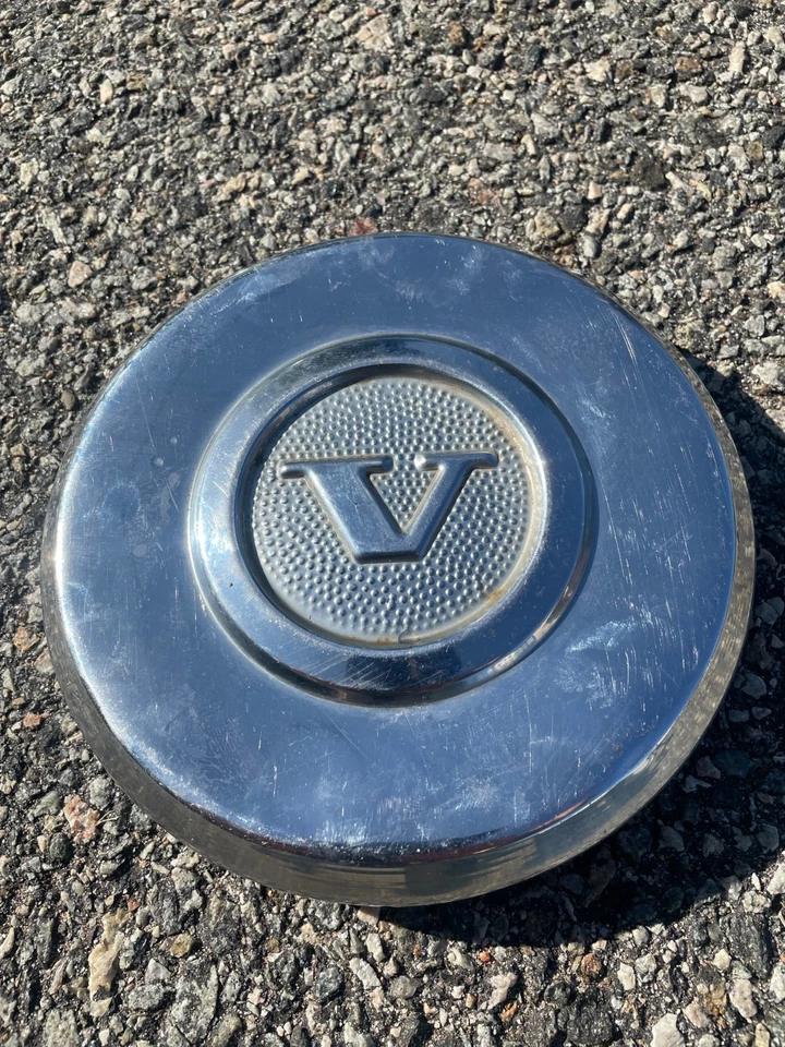 One genuine 1974 to 1979  Volvo 242 244 center cap hubcap - Image 4 of 4