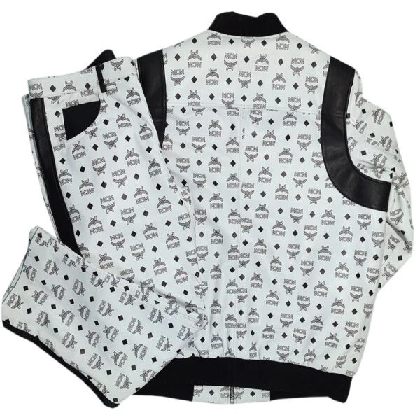 Conjunto de chaqueta y pantalones con estampado de diseñador traje de bombardero de cuero blanco MCM para hombre Foto 2 de 4