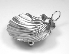 Ciotola in miniatura a forma di conchiglia con tre piedini a sfera in argento ma