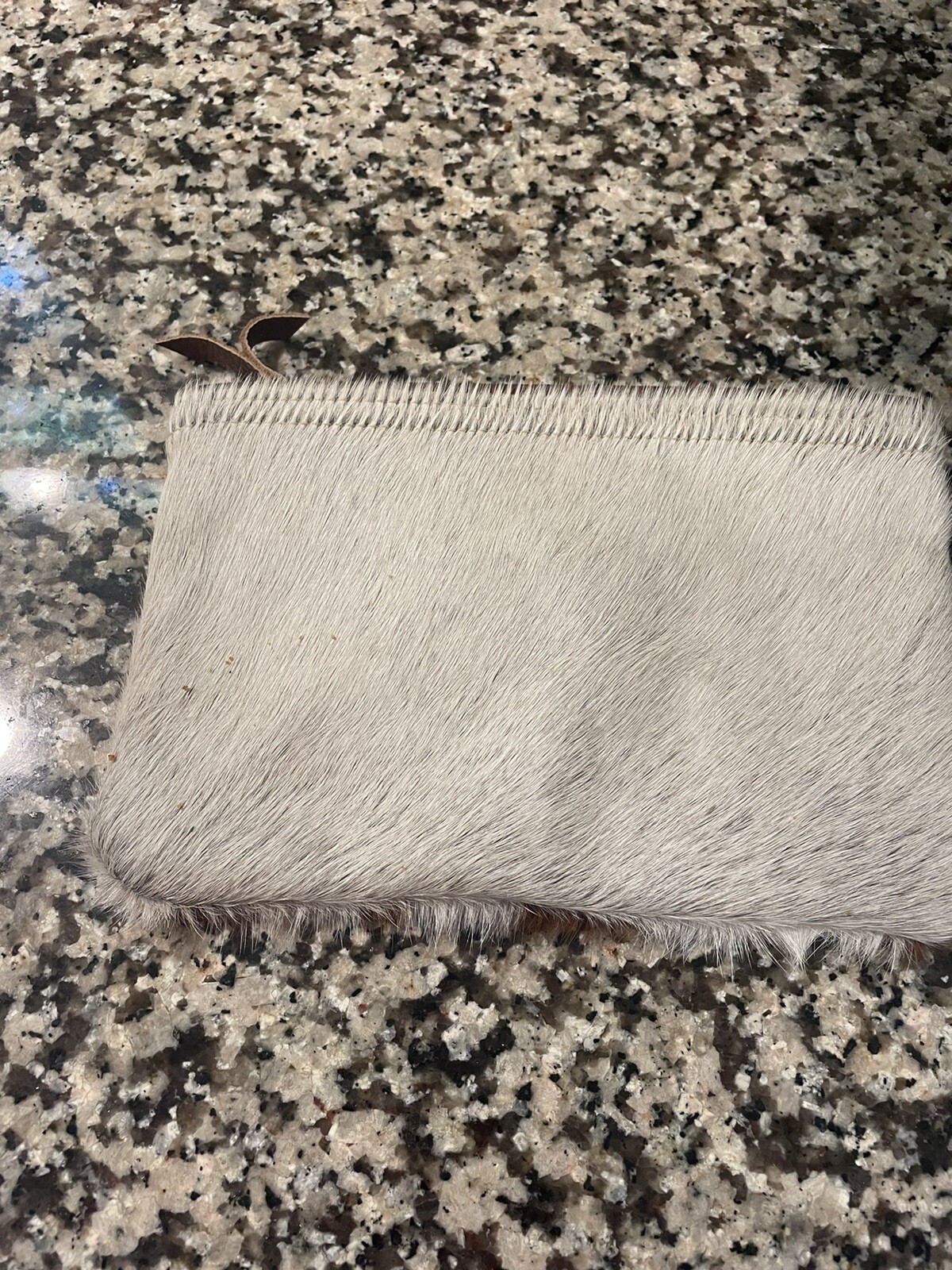 Borsa Myra nuova con etichette in pelle e peli di pony marrone e bianca stampa mucca