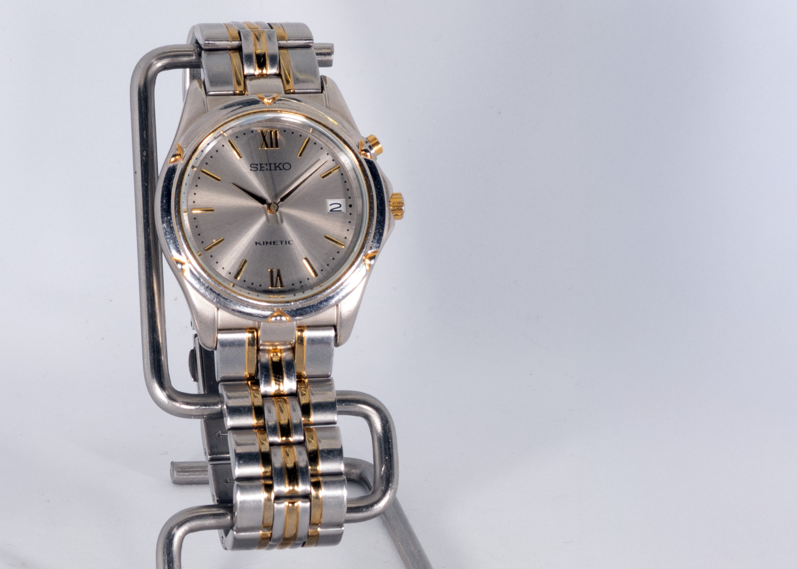 New Sunburst Dial Crystal Capacitor 5M42 Tone Seiko Silver Two Date Kinetic - vintagewatches.pk