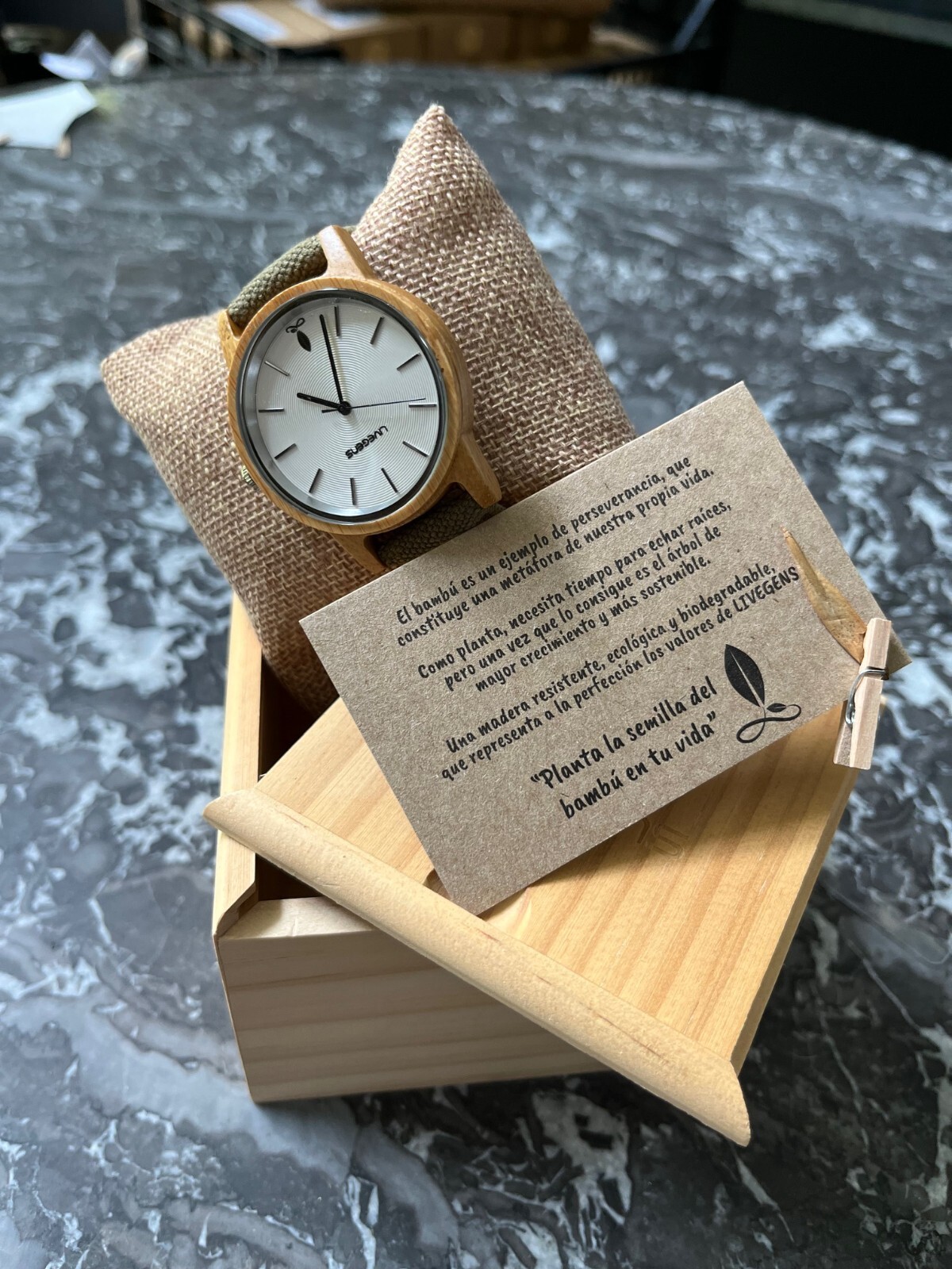 Montre homme en bambou Livegens : élégance naturelle et artisanat d'exception