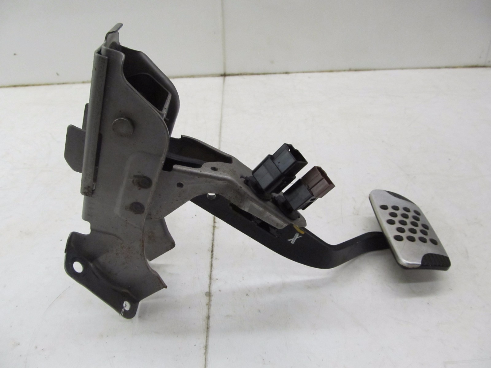 20062008 NISSAN 350Z COUPE OEM FRONT DRIVERS BRAKE PEDAL PAD ASSEMBLY