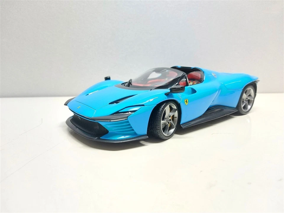 Ferrari Daytona SP3 Closed Top Blu del 2022 - 1/18 Burago Signature - Immagine 3 di 4