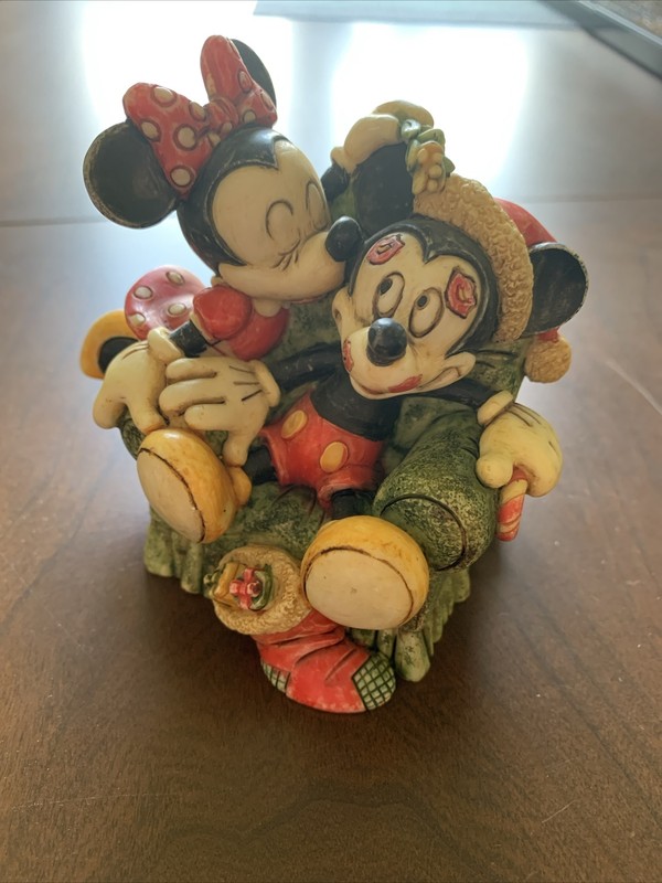 2006 Harmony Kingdom limited edition mickey and minnie mistletoe kiss