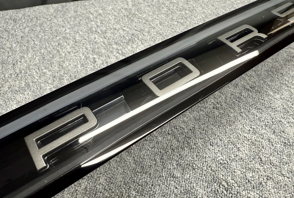 Original Porsche Cayenne 9Y0 LED REAR CENTER LIGHTS SMOKED 9Y0945081AP EUROPEAN - Image 2 of 4