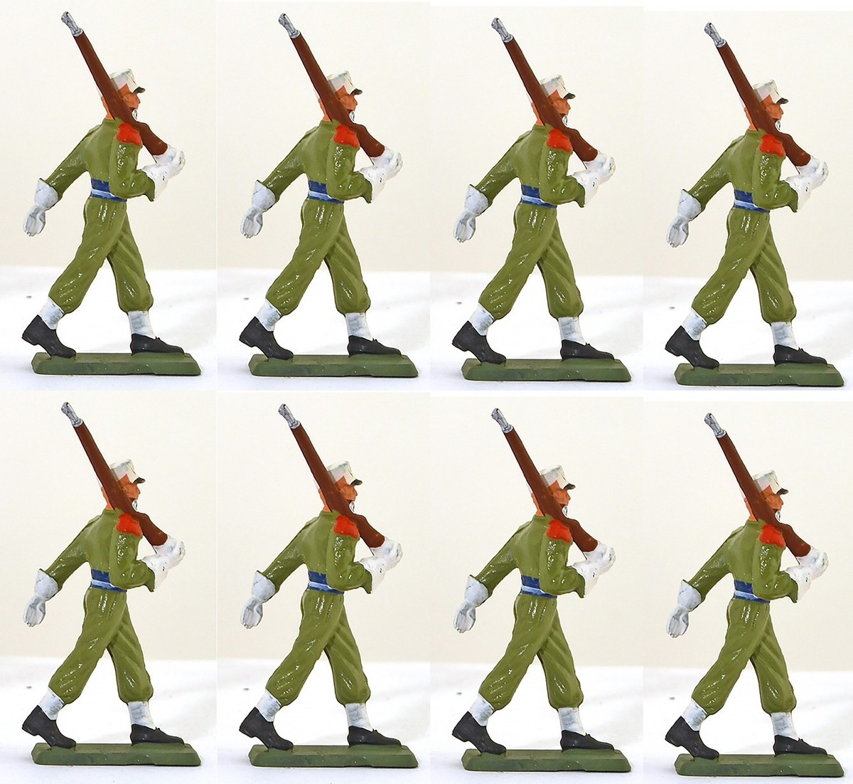 Starlux Luxe Foreign Legion - 8 Marching w Rifles - 60mm painted
