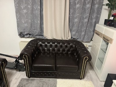 Chesterfield-Sofa Jeff, 2-Sitzer aus veganem Leder mit Holzfüßen