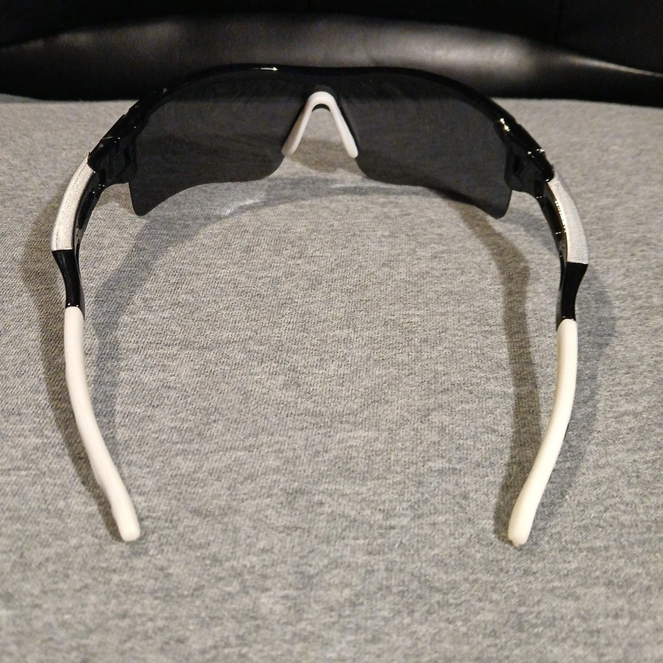 Gafas de sol deportivas polarizadas Khan para hombre blancas y negras con lentes envolventes Foto 4 de 4