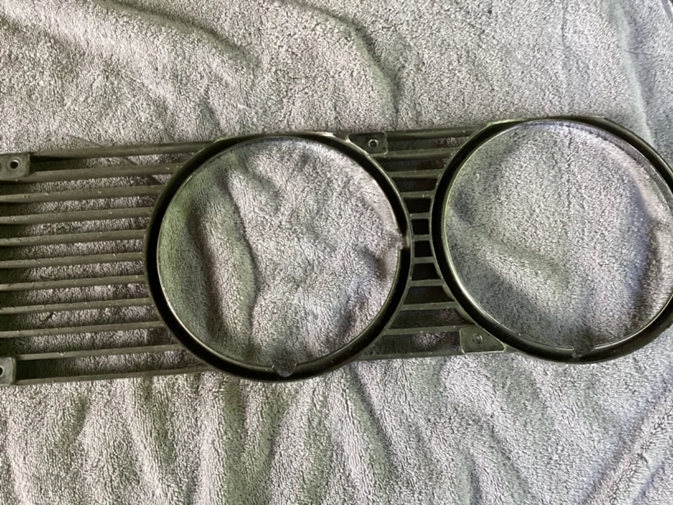 Ford Mercury Cougar 1971 1972 luz de cabeza parrilla bisel D1WB-13064 Foto 3 de 4