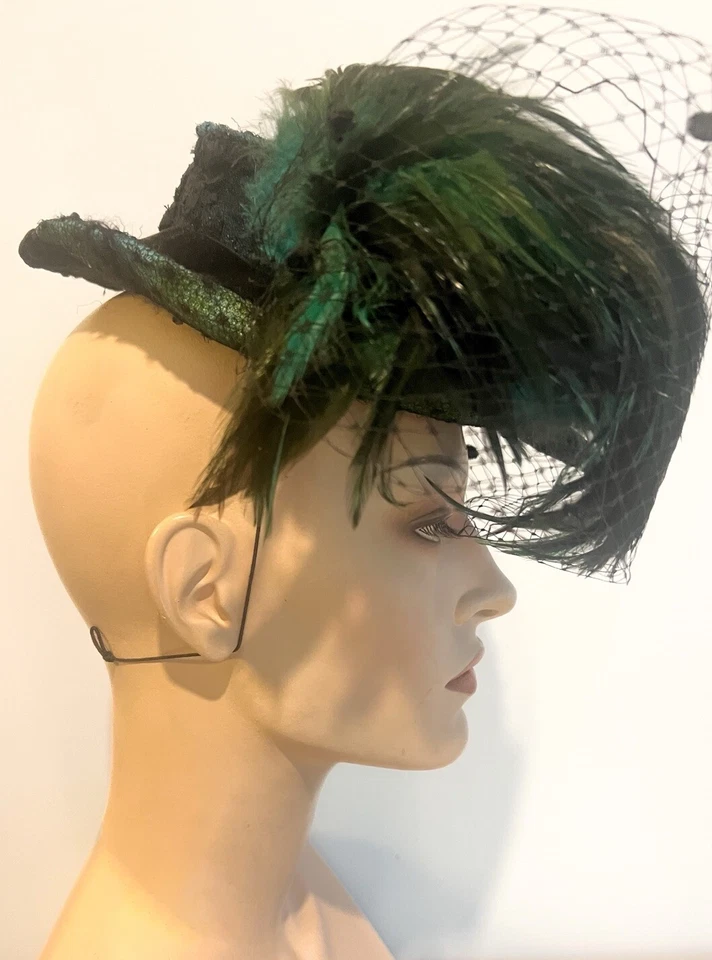 Velo sombrero inclinable pluma encaje negro verde azulado único en su clase ciclo vintage pintado a mano Foto 4 de 4
