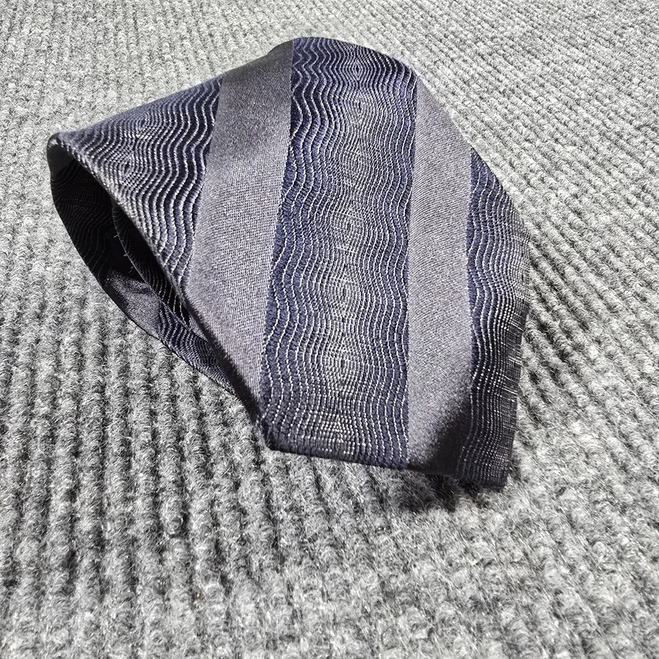 Corbata de seda vintage Salvatore Ferragamo tejida negra a rayas de diseñador hecha en Italia Foto 2 de 4