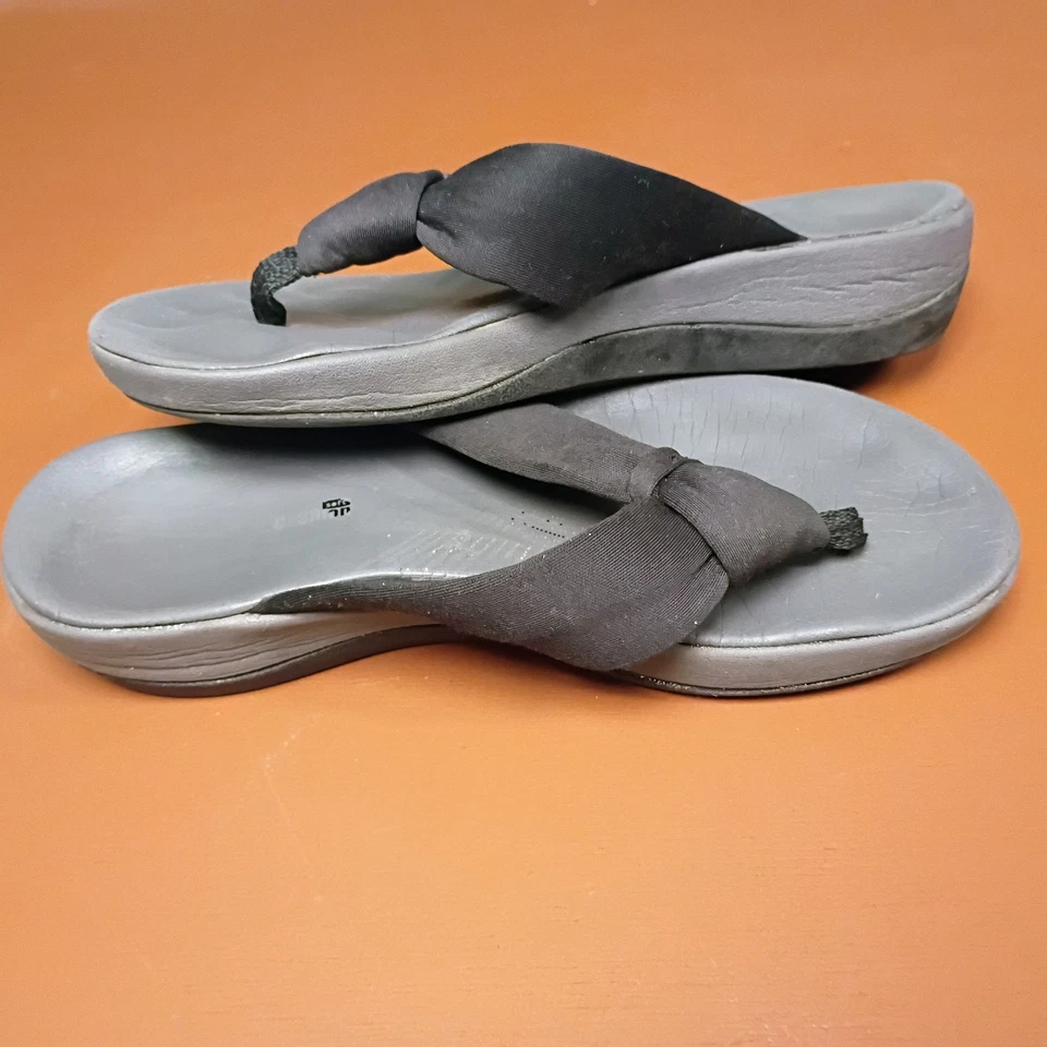 Perfectly Well Worn Clark's Flip Flops Black Used Womens Shoes Sandals Size 6.5 - Image 4 of 4