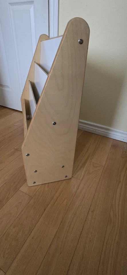 Аккуратно использованная березовая подставка для книги Jonti-Craft - Изображение 2 из 3