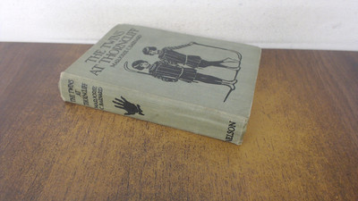 			The Twins at Thorncliff, Marjorie C Barnard, Nelson, Hardcover		