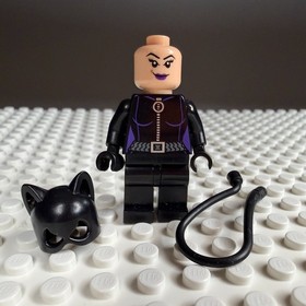LEGO Catwoman Purple Lips Minifig sh006 DC Super Heroes Batman 6858 w/whip 