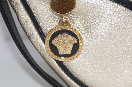 Sac à main gothique Versace vintage cuir doré et noir luxe demi lune bag - Photo 6/15