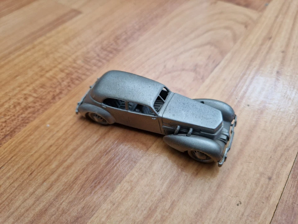 DANBURY MINT CLASSIC 1937 CORD 812 PEWTER REPLICA MODEL CAR - Image 2 of 3