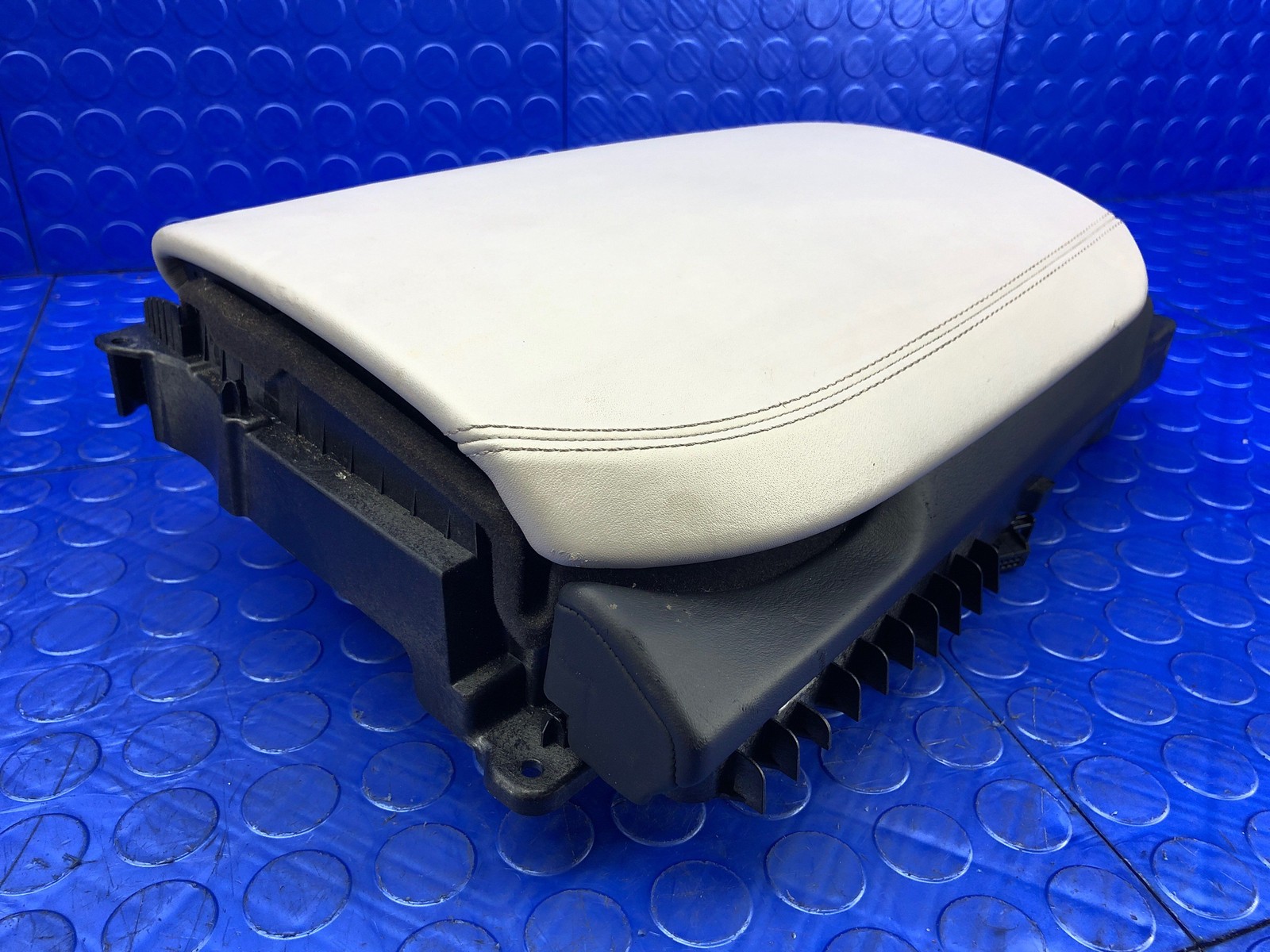 2014-2020 Bmw I8 FRONT CENTER CONSOLE LID STORAGE COVER ARMREST GRAY LEATHER oem