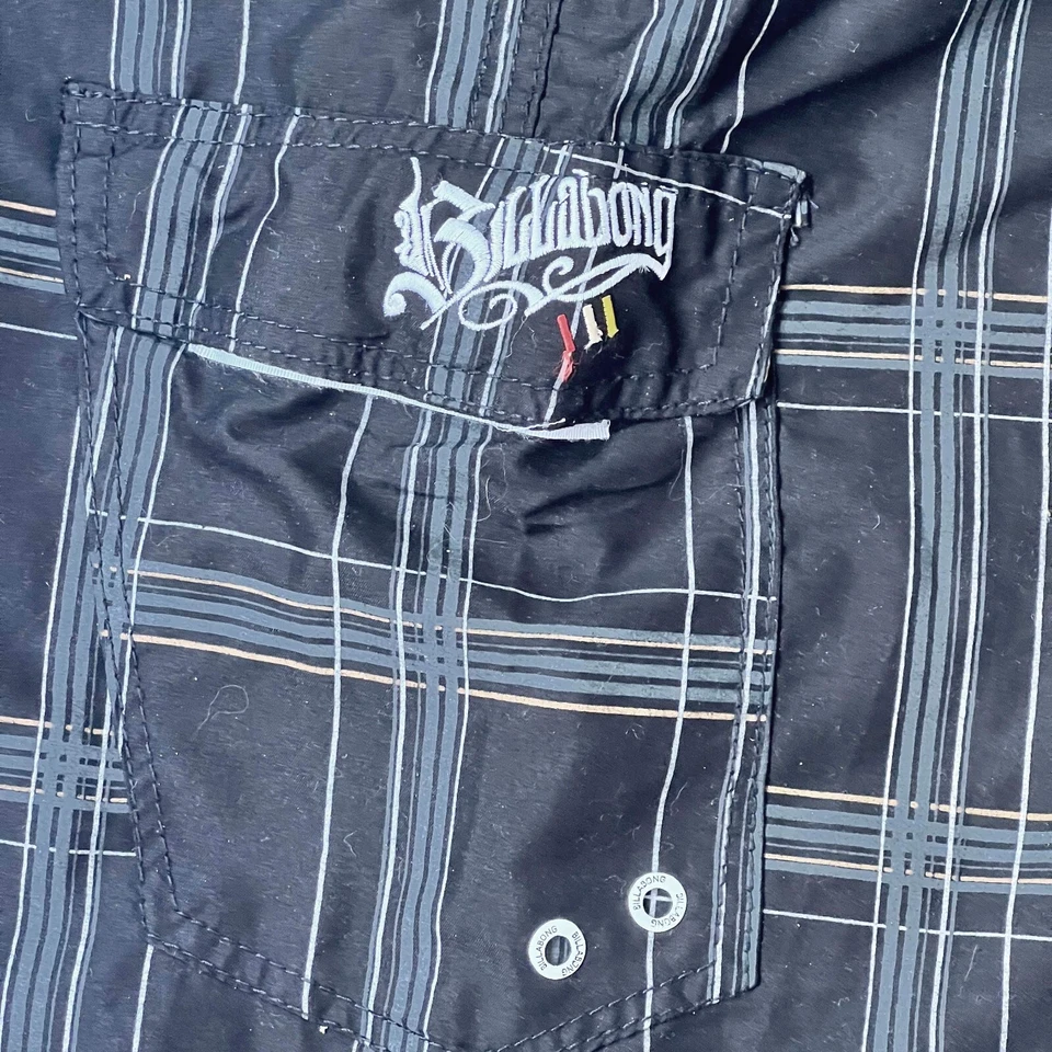 Pantalones Cortos de Tabla Billabong Para Hombres De Colección Talla 38 Ropa de Surf a Rayas Negro Gris Calavera Foto 3 de 4