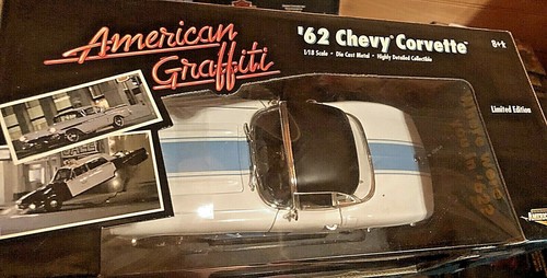 AMERICAN GRAFFITI 62 CHEVY CORVETTE 1:18 diecast white / blue convertible - Picture 7 of 10