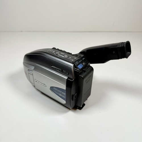 Panasonic PV-L352D Palmcorder VHS-C 700x Zoom Camcorder Bundle - NICE! - Picture 4 of 11