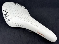 NOS fi:zi'k ARIONE Tri 2 Carbon Braided Rail WHITE Saddle NEW SHOP DISPLAY