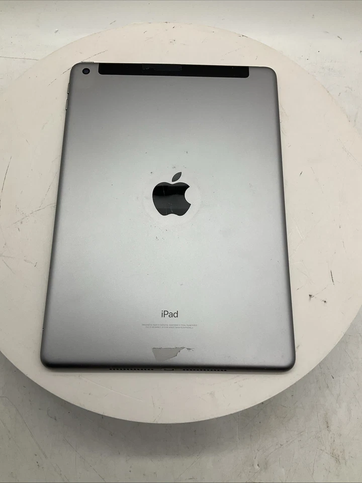 Apple iPad 5th Gen A1823 32 GB iOS 14.7.1 ( Wi-Fi + 4G ) Unlocked Space Gray - Image 2 of 4