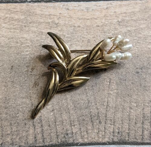 Broche vintage en tono dorado con perlas barrocas de agua dulce flores en un ramo  - Imagen 1 de 2