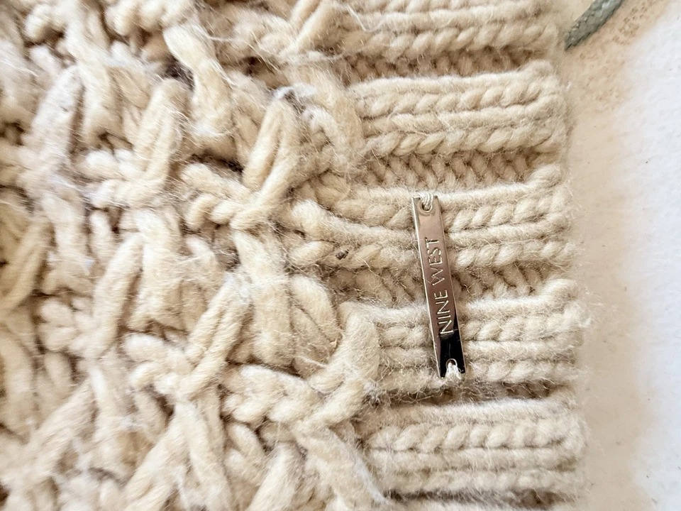 Gorro de punto con pompón Nine West para mujer con patrón de cable en beige Foto 2 de 4