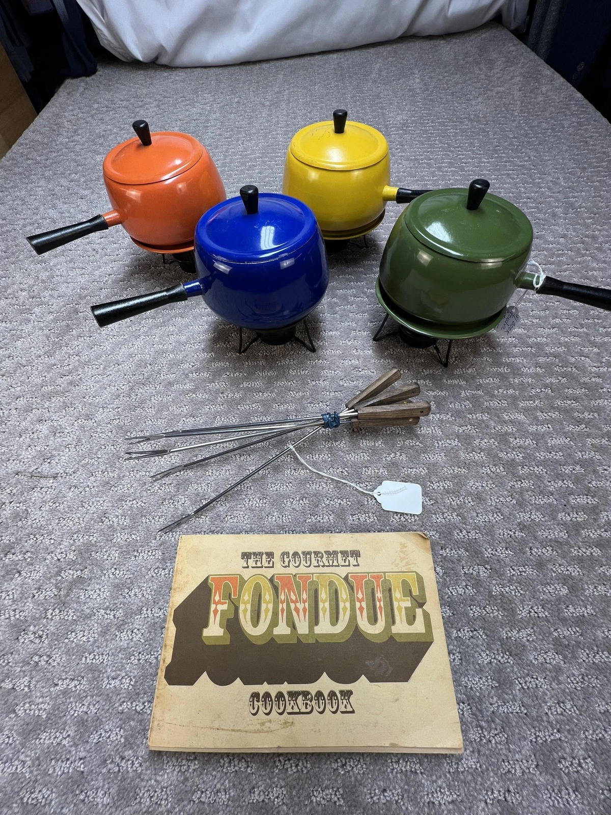 Vintage MCM Multicolor Fondue Set 4 Pots 5 Forks Cookbook Aluminum Kitchen Decor
Opens in a new wind