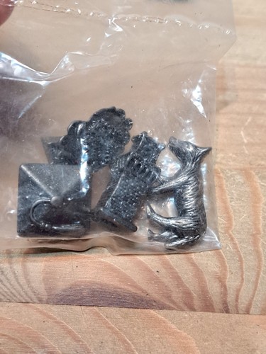 Twilight Saga Deluxe Scene It 2010 Game Replacement Parts Pieces 4 Tokens 2 Dice - Picture 3 of 3