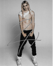 * 2HOLLIS * signed 8x10 photo * STAR * BOY * STYLE * COA *