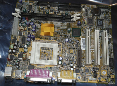 Sockel 370 ATX Mainboard Intel 810 VGA Audio PCI Procomp B1W1M