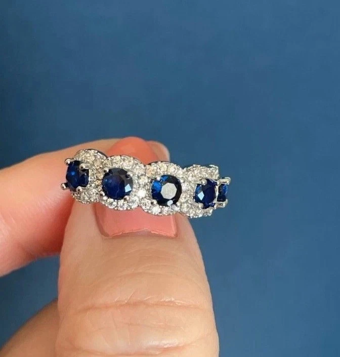 Anillo banda de eternidad completa redondo de zafiro azul de 3,0 quilates para mujer enchapado en oro blanco de 14 k Foto 3 de 4