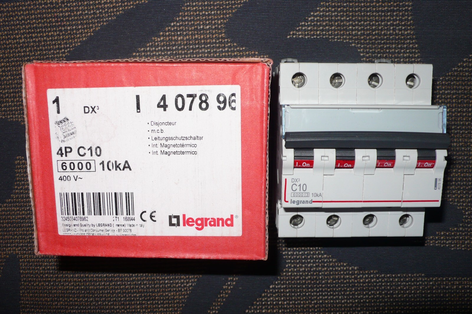 Disjoncteur tétrapolaire Legrand 10A courbe C contre les surcharges triphasées 4P