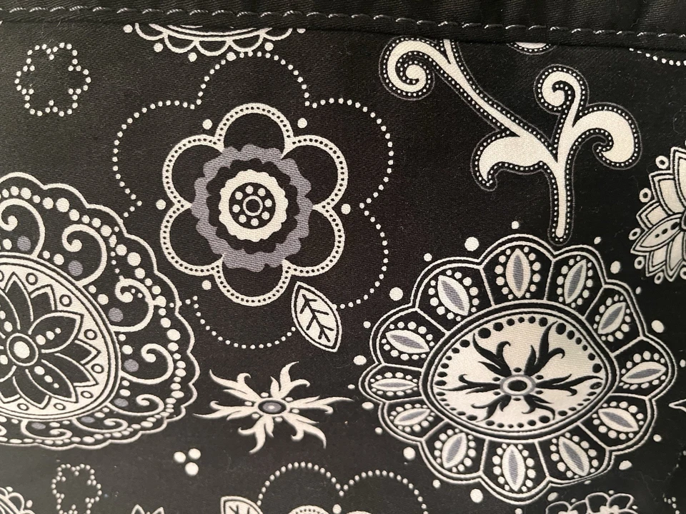 Cartera Thirty One de tela blanca y negra. Perfecto estado. Bonito tamaño Foto 3 de 4