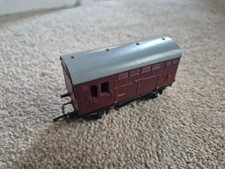 OO GAUGE TRIANG HORNBY RAILWAYS B547 BR HORSE BOX MAROON VAN WAGON R123