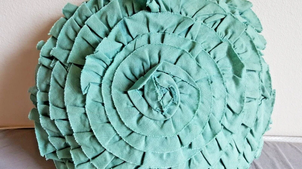 Almohada decorativa Imax Norida grande 14" redonda con acento floral rosa verde azulado Foto 2 de 4