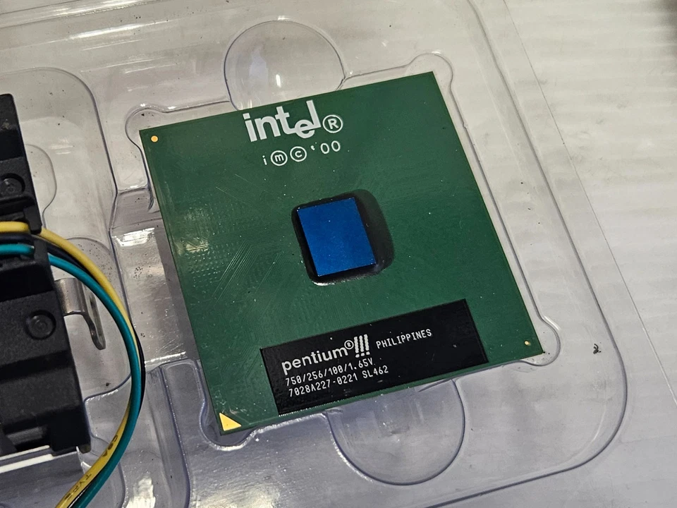 Intel Pentium III 750MHz Coppermine, SL462, Socket 370, With Original Box & FAN - Image 3 of 4