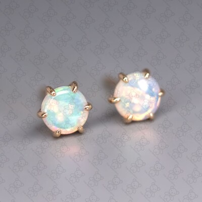 Runde geformte minimalistische australische massive Opal-Ohrstecker mit sechs Krappen 14 K Gold