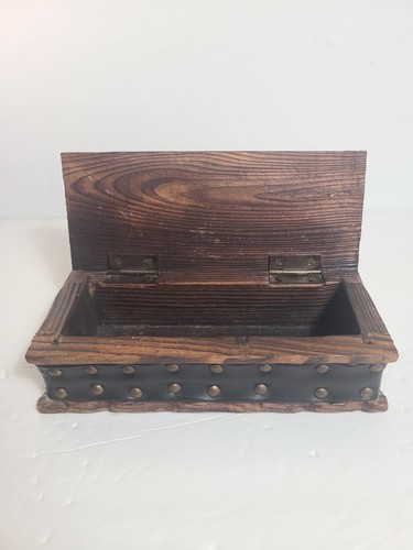Scatola gioielli in legno vintage stile medievale aspetto antico coperchio intagliato fatto a mano - Foto 6 di 14