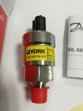 1PCS New YORK Pressure Sensor 025-29139-007 In Box