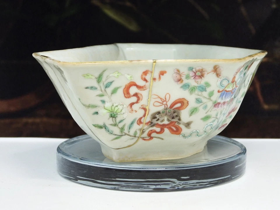 Antiguo cuenco chino de porcelana con forma de murciélago con tesoros Foto 4 de 4