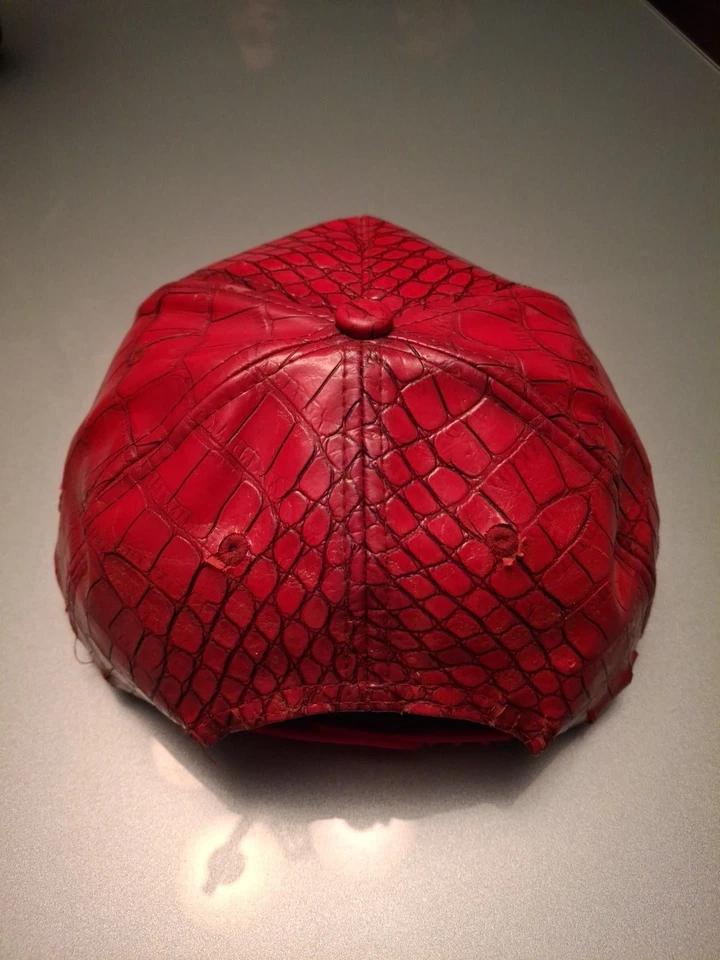 Gorra de cuero rojo con relieve de cocodrilo NUEVA ERA con LOGOTIPO RAIDERS DORADO Foto 3 de 4