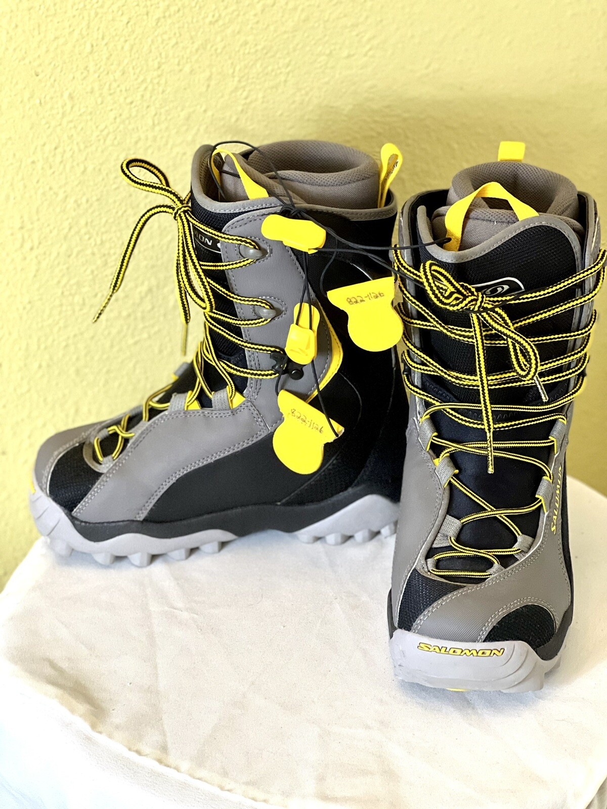 Salomon?VINTAGE RARE FINDINGS? "Maori" Men's Snowboard Boots Size 6 US