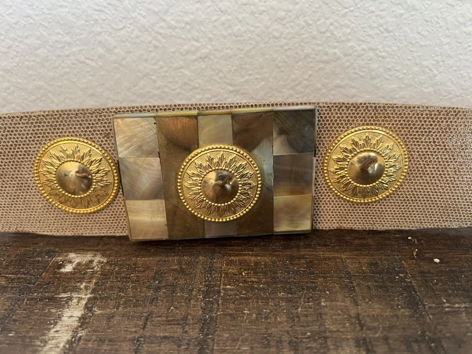 Cinto de réptil falso bege vintage anos 80 madrepérola medalhões tom dourado tamanho P/M - Imagem 4 de 4
