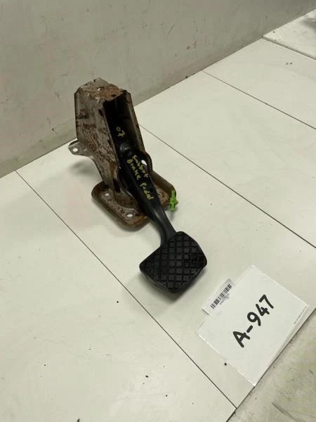 2008 VOLKSWAGEN RABBIT BRAKE PEDAL w/ BRACKET OEM+ - Image 3 of 4